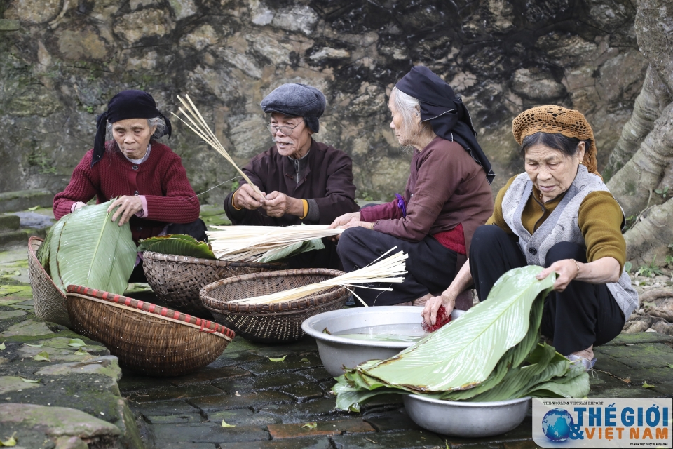 Phong tục gói bánh chưng đón Tết sớm ở một làng cổ ven đô phong tuc goi banh chung don tet som o mot lang co ven do