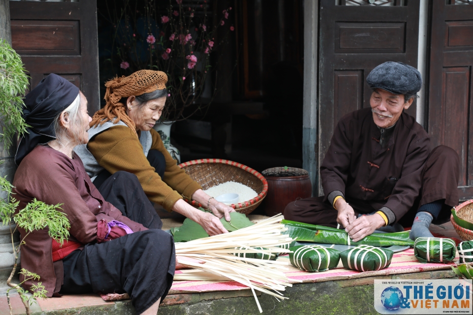 Phong tục gói bánh chưng đón Tết sớm ở một làng cổ ven đô phong tuc goi banh chung don tet som o mot lang co ven do