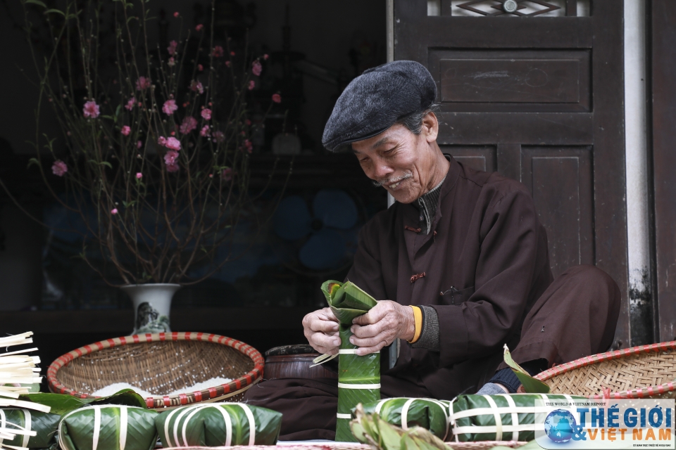 Phong tục gói bánh chưng đón Tết sớm ở một làng cổ ven đô phong tuc goi banh chung don tet som o mot lang co ven do