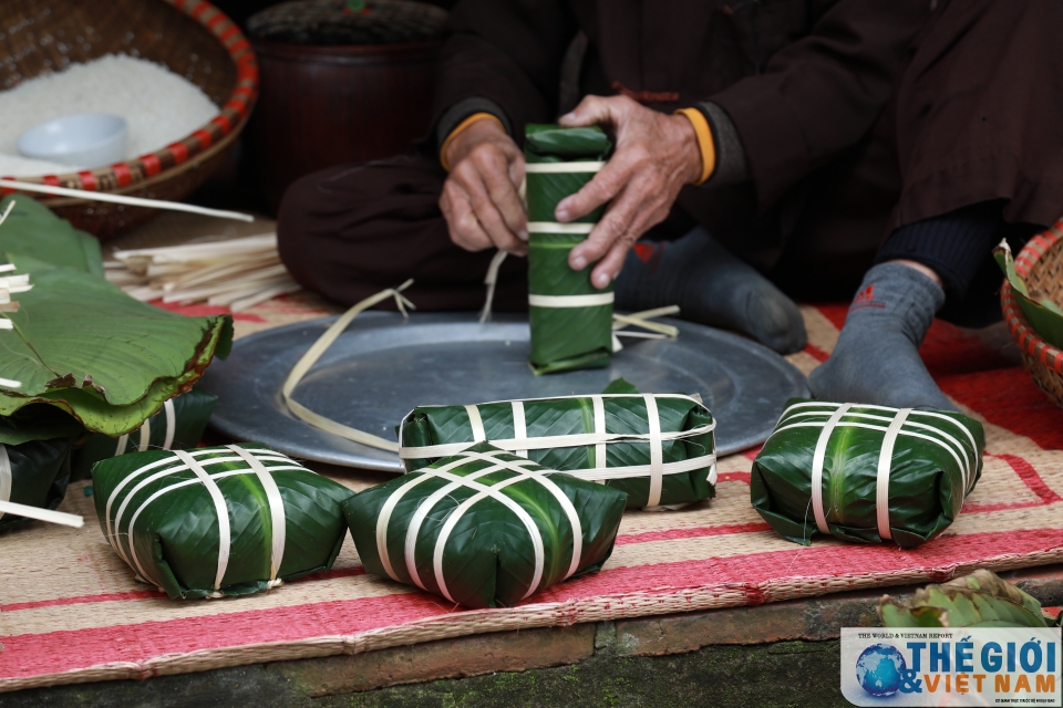 Phong tục gói bánh chưng đón Tết sớm ở một làng cổ ven đô phong tuc goi banh chung don tet som o mot lang co ven do
