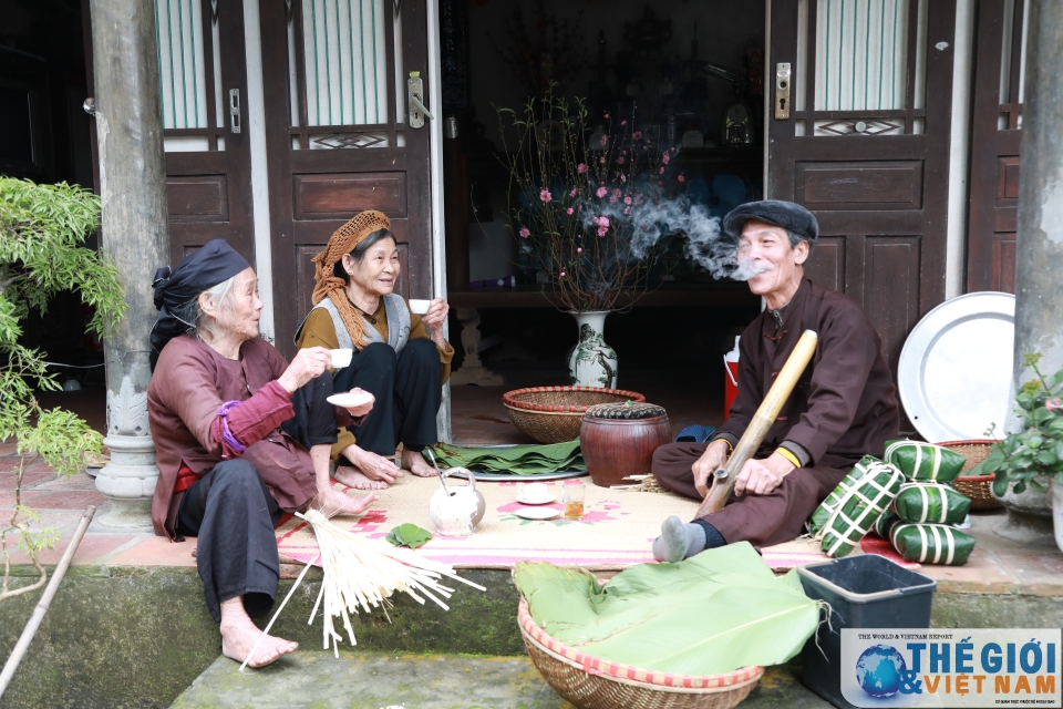 Phong tục gói bánh chưng đón Tết sớm ở một làng cổ ven đô phong tuc goi banh chung don tet som o mot lang co ven do