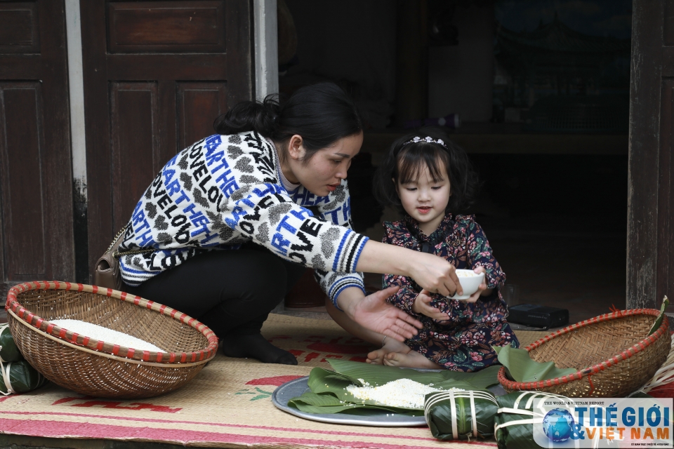 Phong tục gói bánh chưng đón Tết sớm ở một làng cổ ven đô phong tuc goi banh chung don tet som o mot lang co ven do