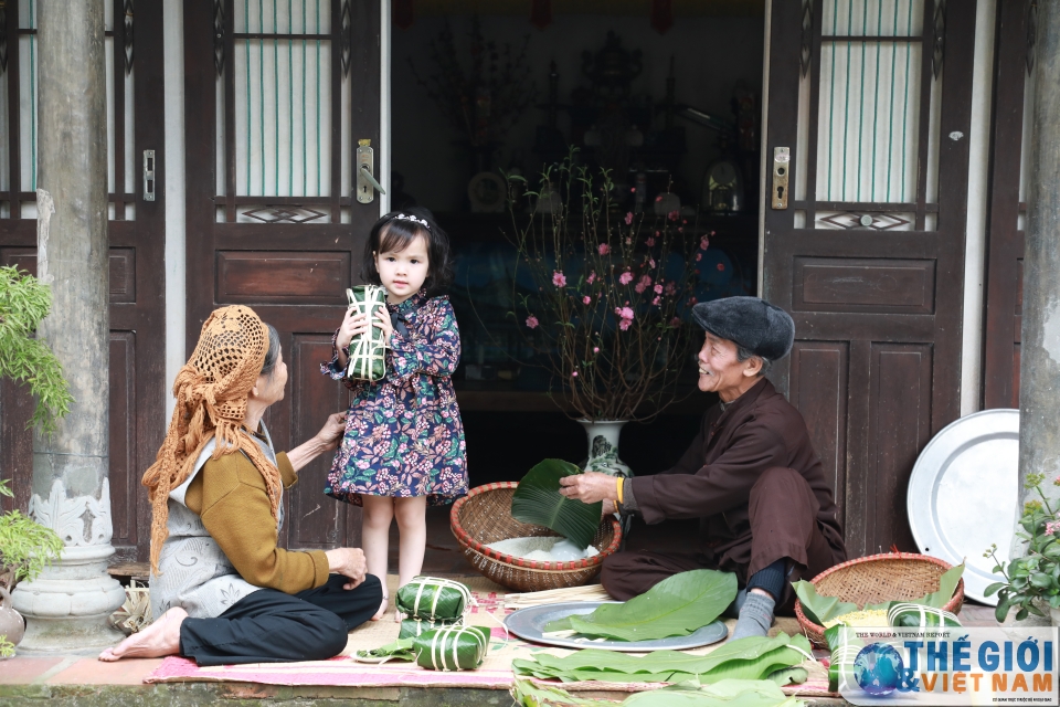 Phong tục gói bánh chưng đón Tết sớm ở một làng cổ ven đô phong tuc goi banh chung don tet som o mot lang co ven do