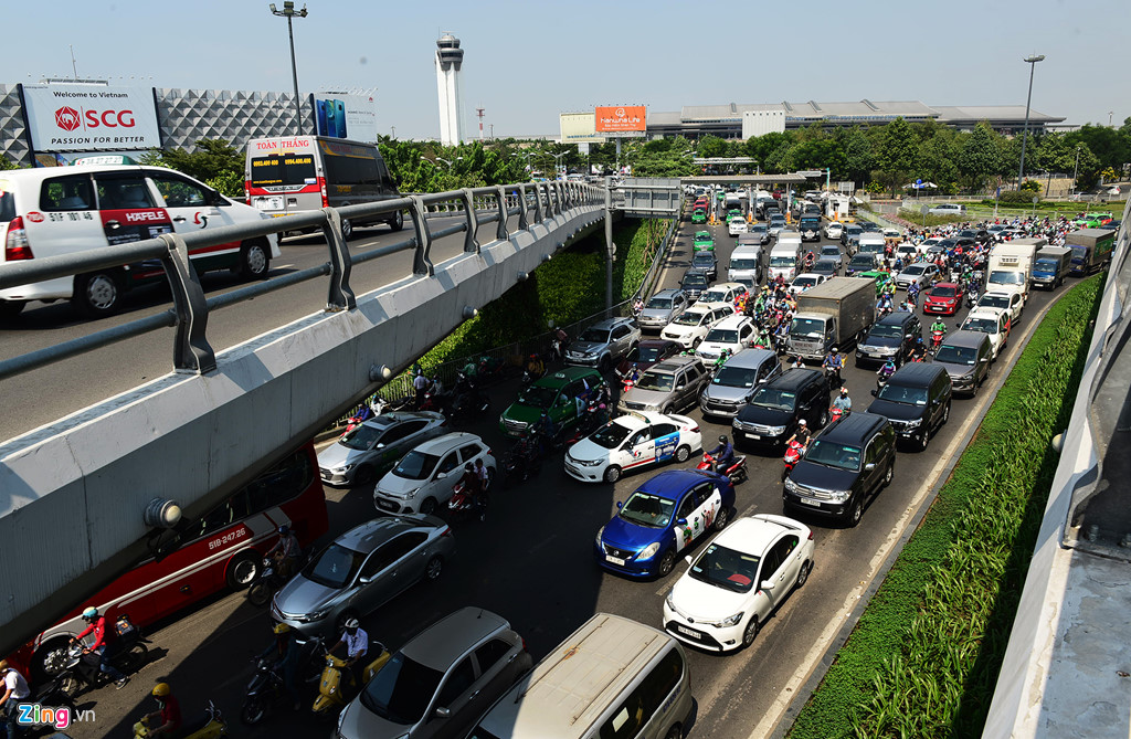 ket xe khap cac nga vao san bay tan son nhat dip can tet