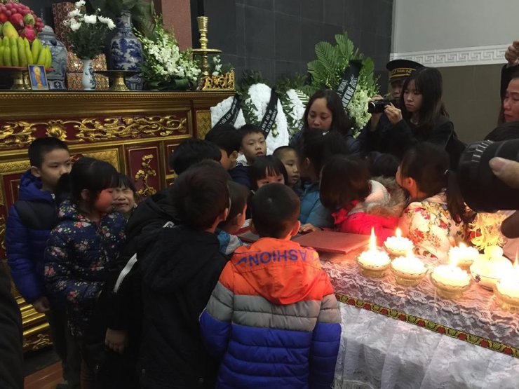 be gai ung thu hien giac mac con nhu vien ngoc sang giua doi