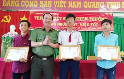 Khen thưởng 3 thanh thiếu niên trả lại hơn 40 triệu đồng nhặt được