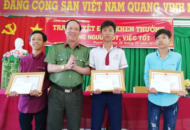 khen thuong 3 thanh thieu nien tra lai hon 40 trieu dong nhat duoc