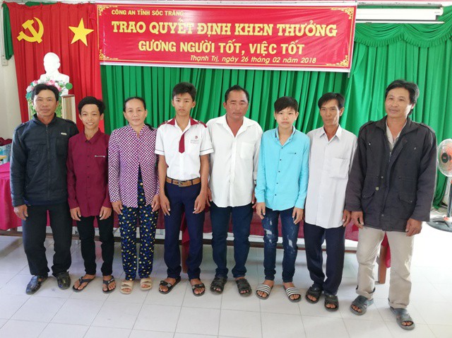 khen thuong 3 thanh thieu nien tra lai hon 40 trieu dong nhat duoc
