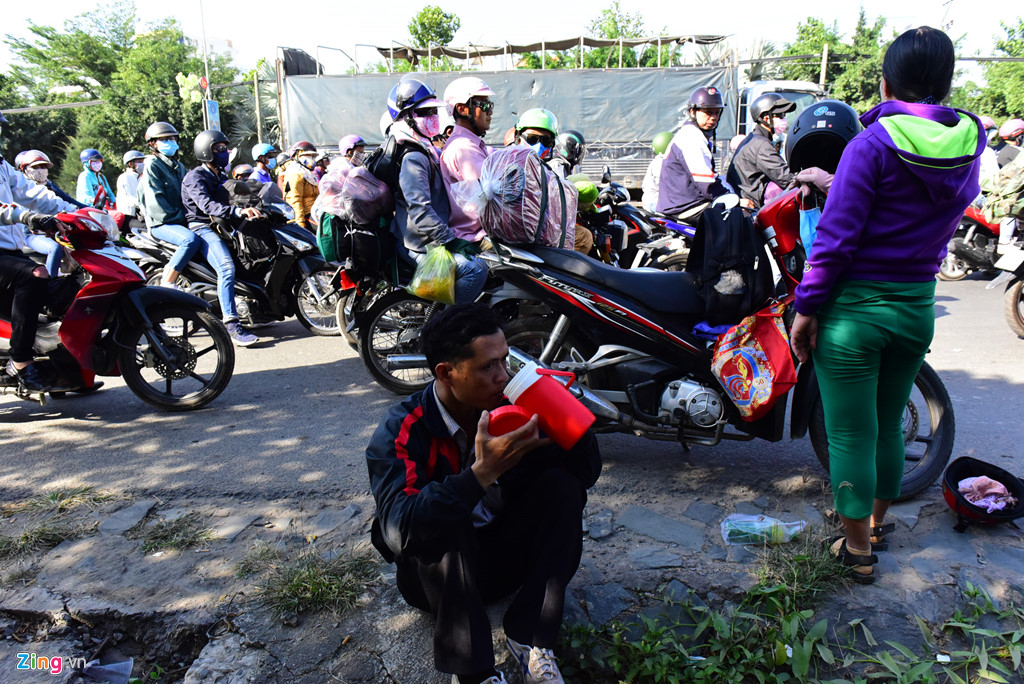 nguoi dan do ve sai gon sau tet ket xe nghiem trong o cua ngo tp