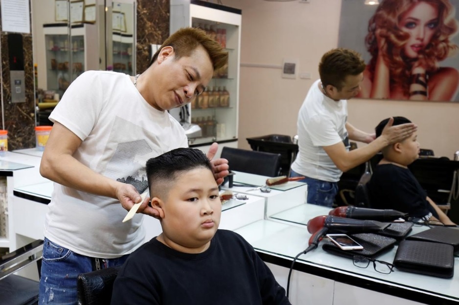 salon ha noi mien phi cat toc kieu kim jong un trump len bao nuoc ngoai