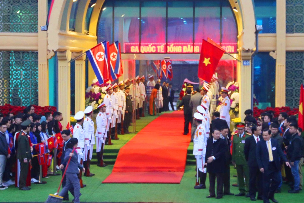 chu tich trieu tien kim jong un dang tren duong tu dong dang ve ha noi