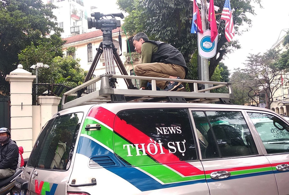 muon kieu tac nghiep cua phong vien o hoi nghi thuong dinh my trieu dung truong quay tren ca noc nha