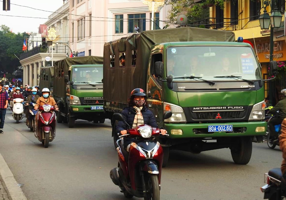 dong nguoi ket cung tren pho cho hai nha lanh dao truoc khach san metropole