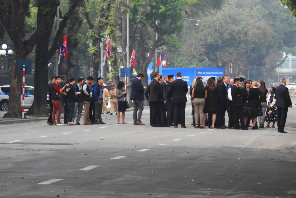 dong nguoi ket cung tren pho cho hai nha lanh dao truoc khach san metropole