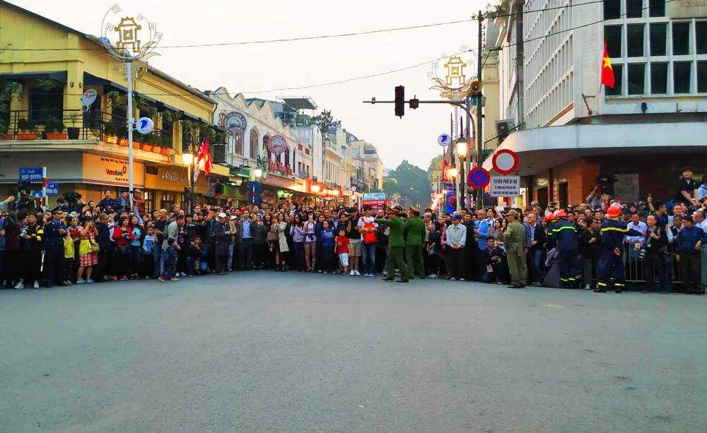 dong nguoi ket cung tren pho cho hai nha lanh dao truoc khach san metropole