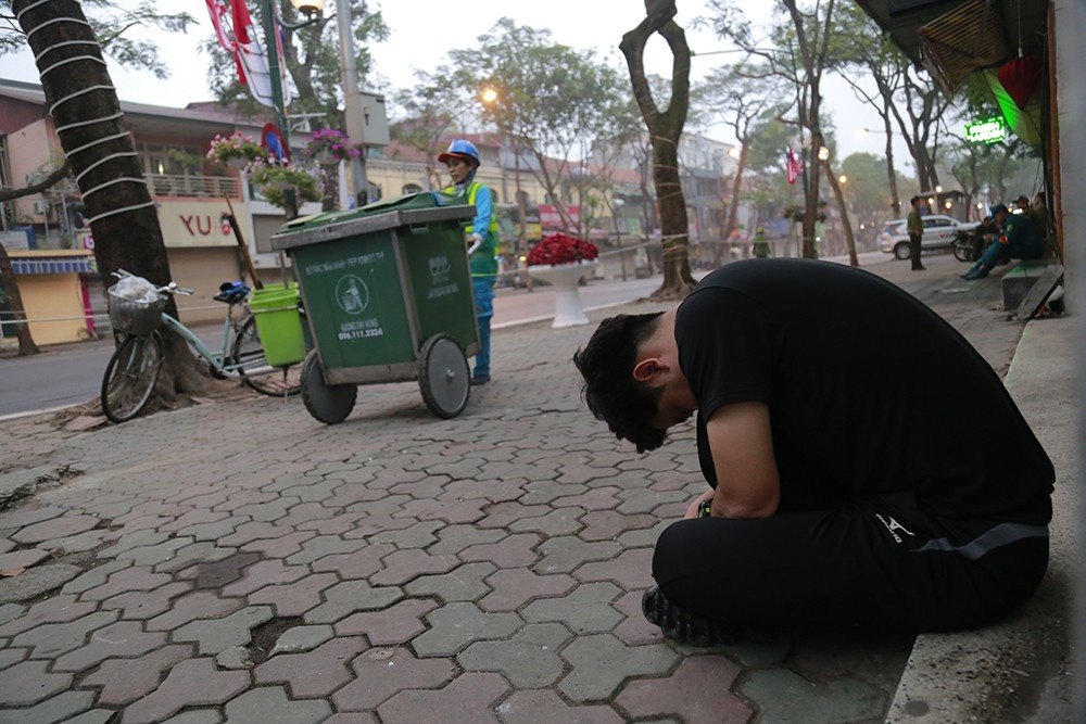 phong vien ngu gat tren via he cho dua tin hoi nghi thuong dinh my trieu