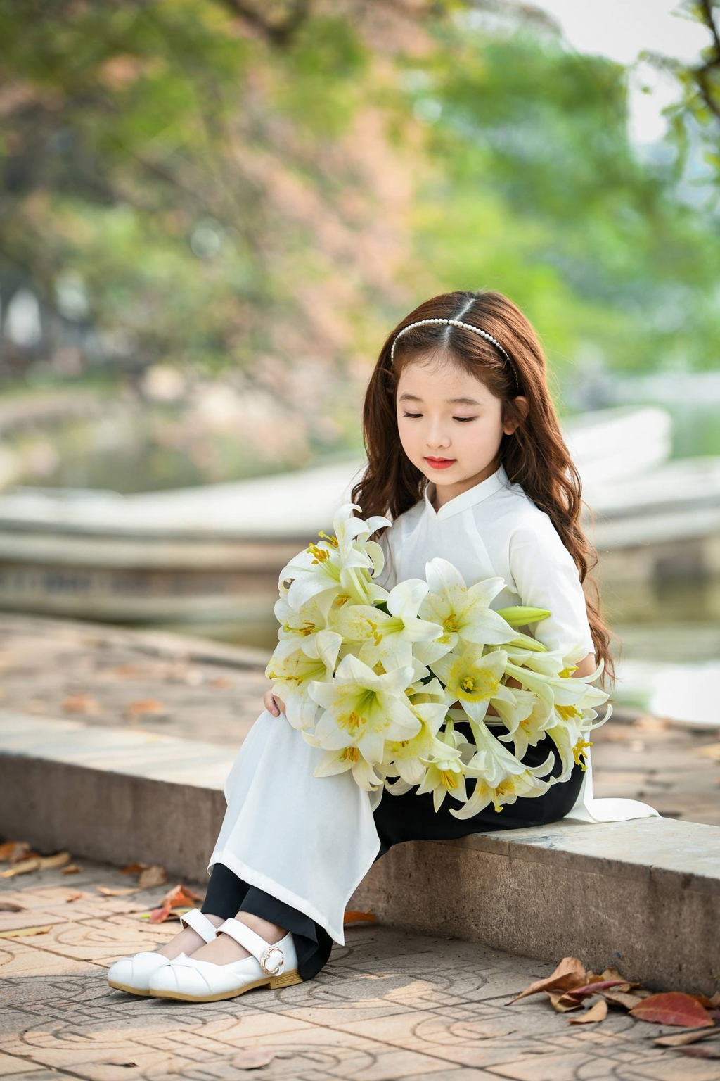 thon thuc voi bo anh ben hoa loa ken cua be gai xinh nhu sao han