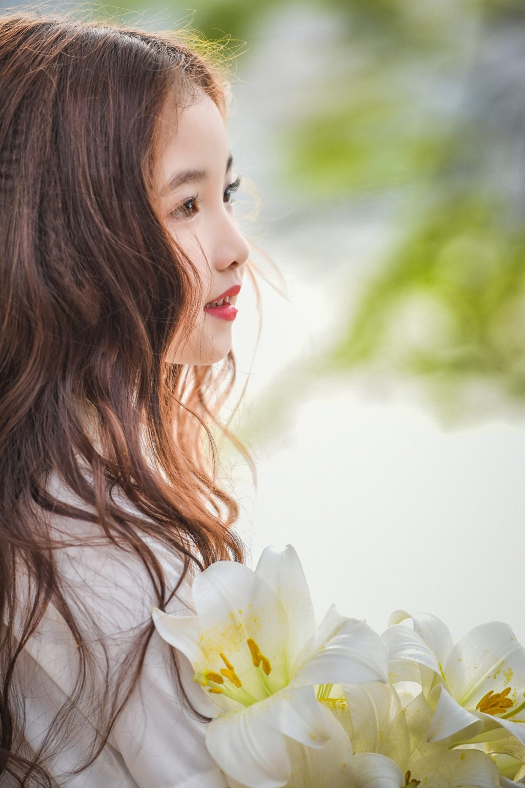 thon thuc voi bo anh ben hoa loa ken cua be gai xinh nhu sao han