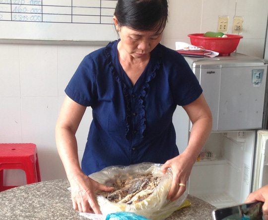 hoc sinh noi tru bo com vi co giun trong bung ca