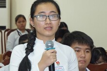 Dân mạng đưa ra lý do nữ sinh phản ánh cô giáo không giảng bài nên ở lại trường cũ
