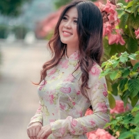 nu sinh tang hoa tong thong donald trump thi hoa hau viet nam