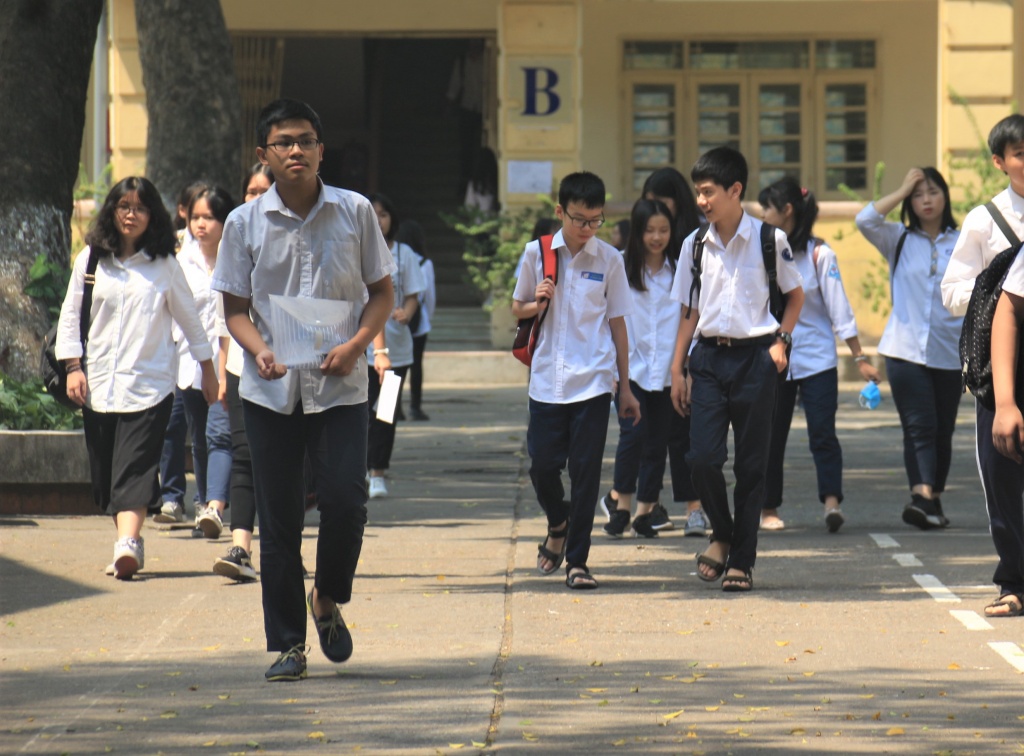ha noi thi sinh bat khoc vi lech tu de tuyen sinh mon van lop 10