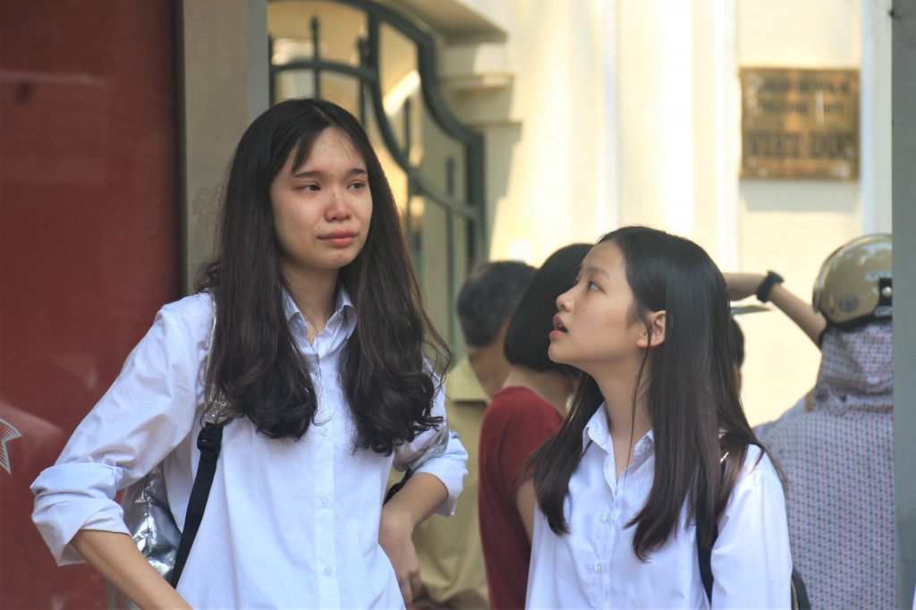 ha noi thi sinh bat khoc vi lech tu de tuyen sinh mon van lop 10