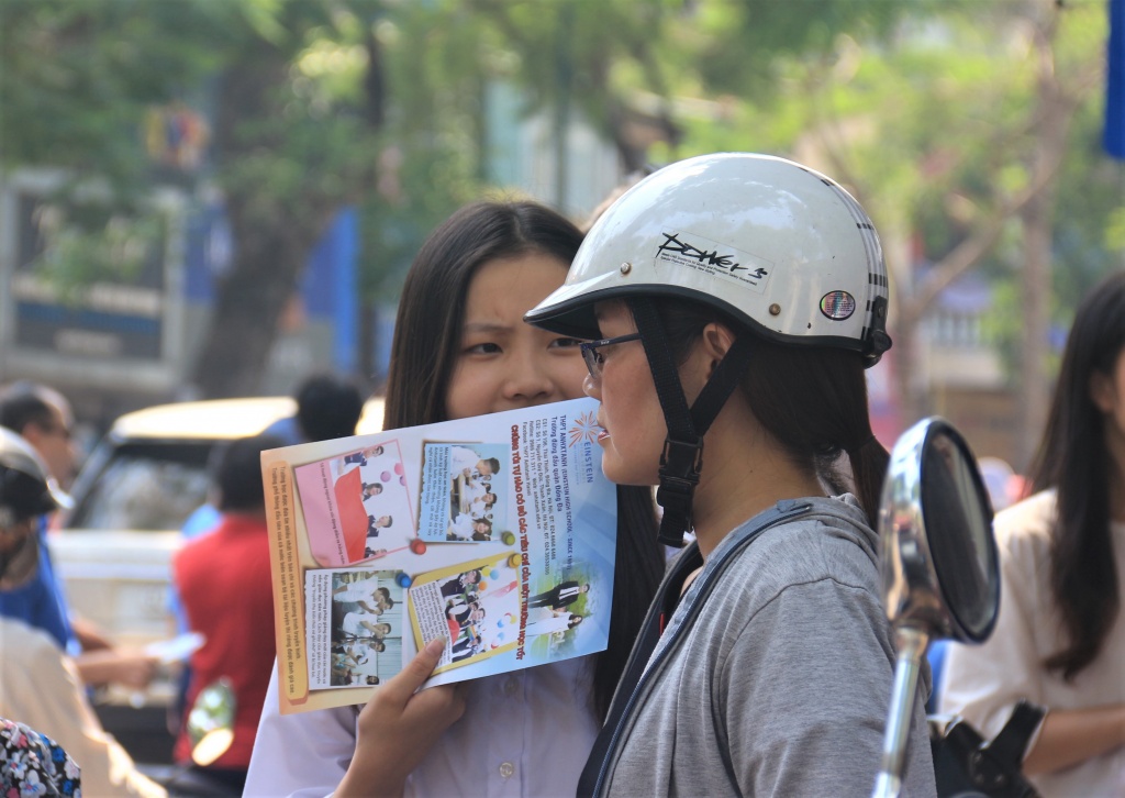 ha noi thi sinh bat khoc vi lech tu de tuyen sinh mon van lop 10