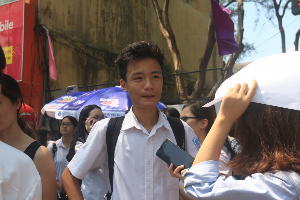 ha noi thi sinh bat khoc vi lech tu de tuyen sinh mon van lop 10