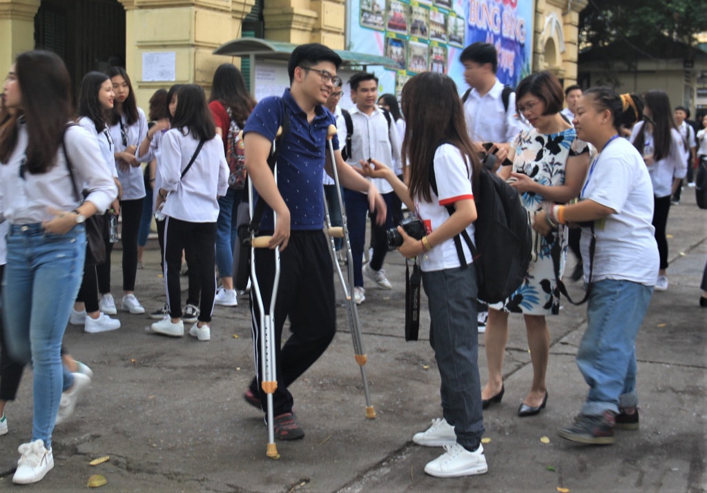 Thi THPT quốc gia 2018: Bị gãy chân do chơi trò mạo hiểm, thí sinh chống nạng đi thi thi thpt quoc gia 2018 thi sinh chong nang de di thi