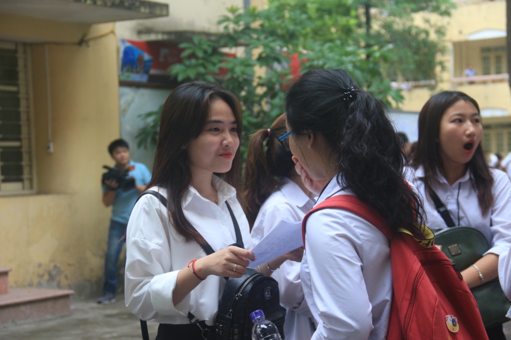 Thi THPT quốc gia 2018: Bị gãy chân do chơi trò mạo hiểm, thí sinh chống nạng đi thi thi thpt quoc gia 2018 thi sinh chong nang de di thi