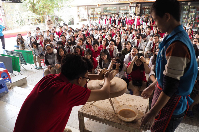 phu huynh ha noi xep hang trong dem nop don hoc lop 10 cho con