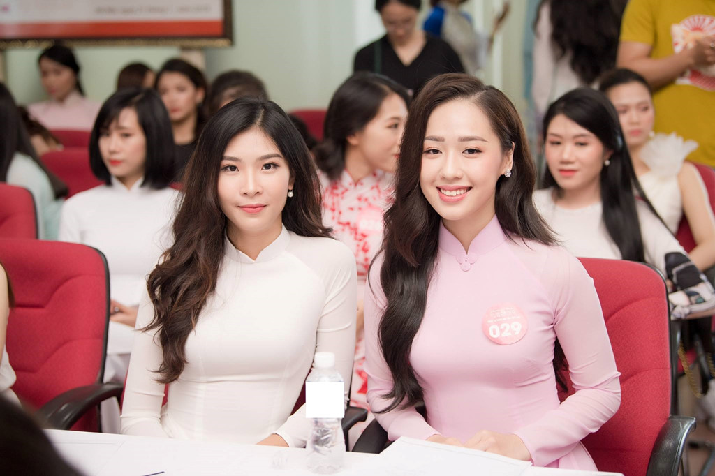 nu sinh tang hoa tong thong donald trump thi hoa hau viet nam