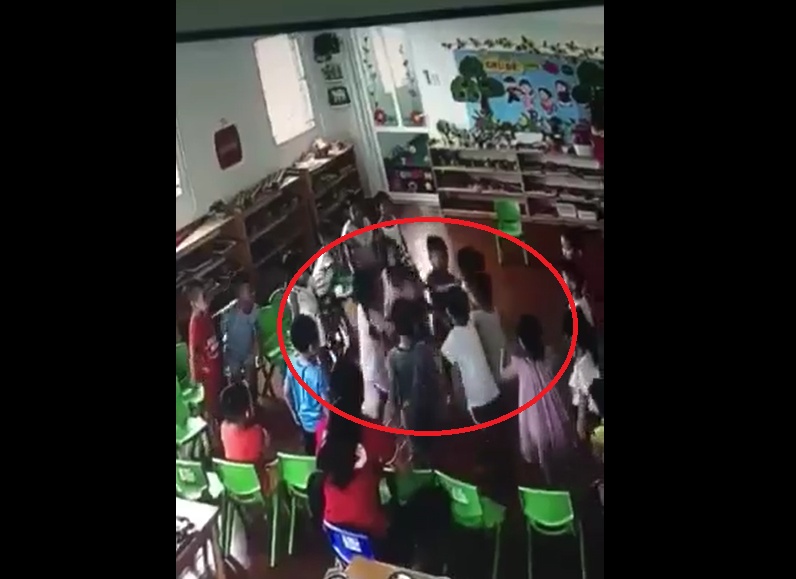 vu co giao mam non de ca lop danh hoi dong mot tre nhieu he luy voi hoc tro