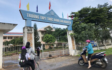 Phụ huynh than phí cao, trường bảo 'cứ đi nơi khác'