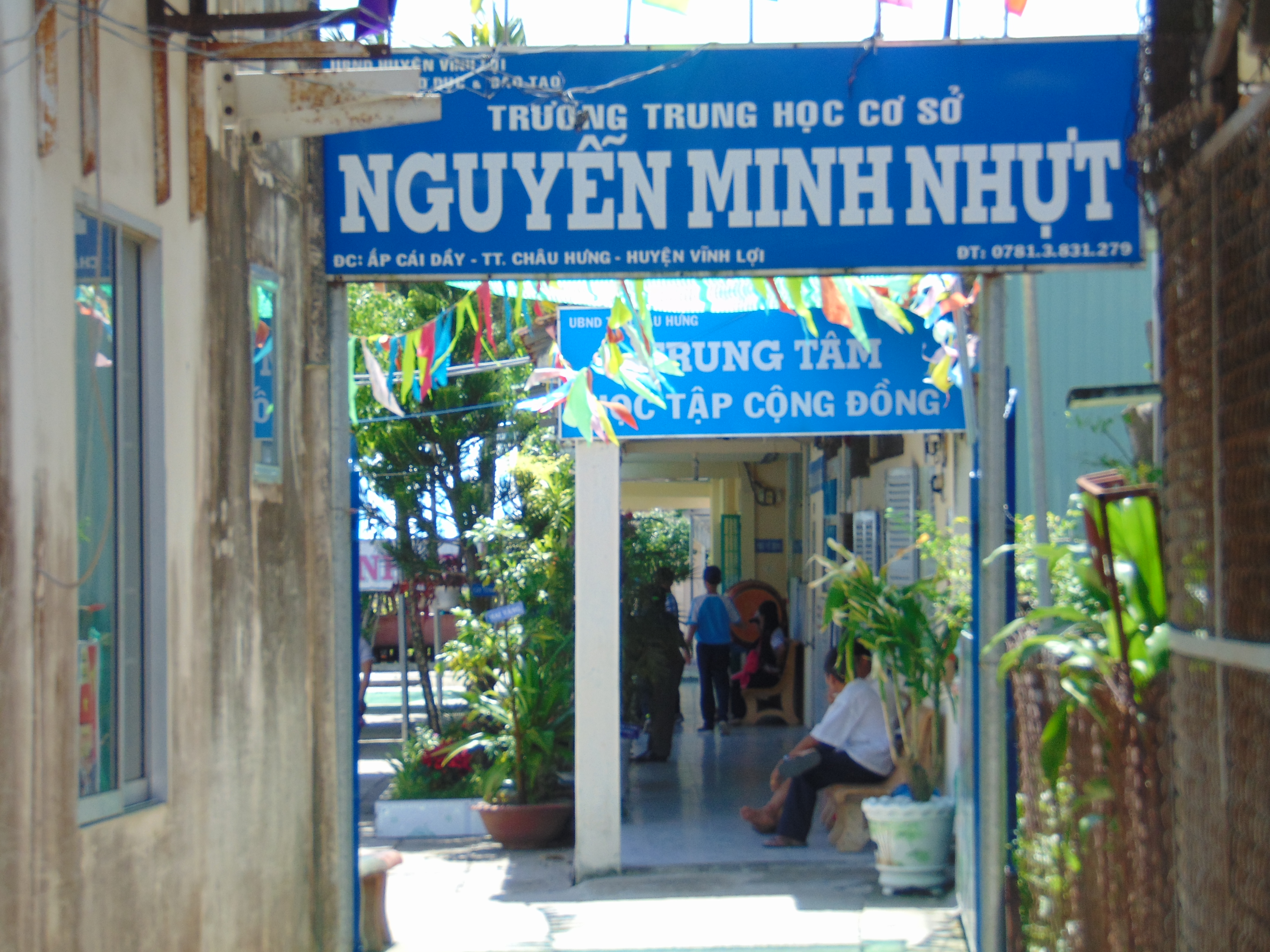 bi hai chuyen phu huynh ngheo duoc tra gop khoan thu xa hoi hoa