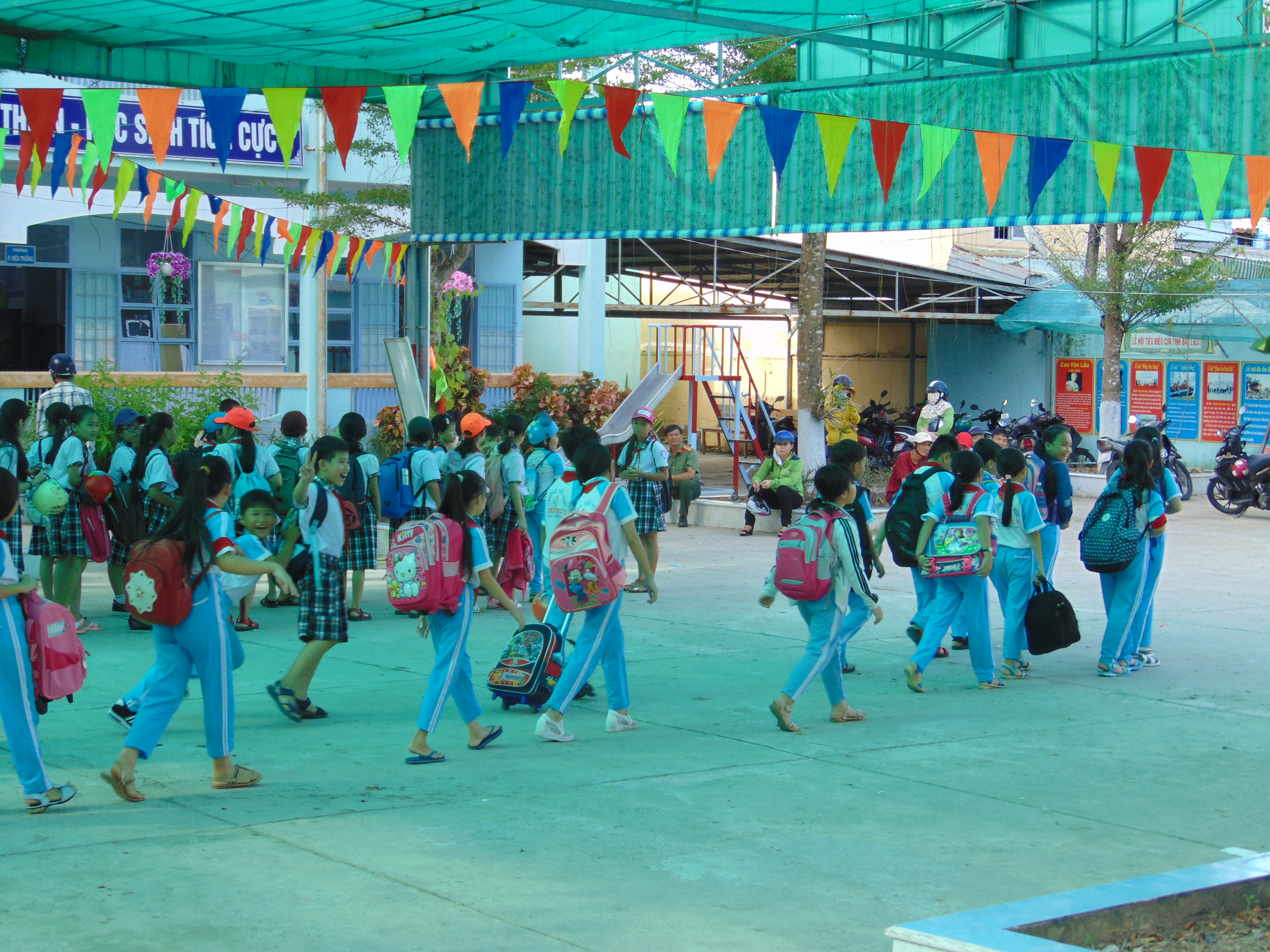bi hai chuyen phu huynh ngheo duoc tra gop khoan thu xa hoi hoa
