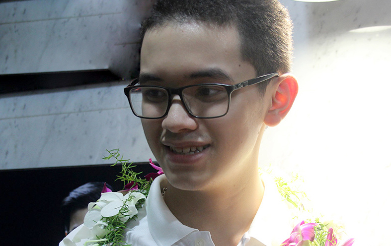 hoang cuong nha vo dich olympia me nghe quoc ca cac nuoc