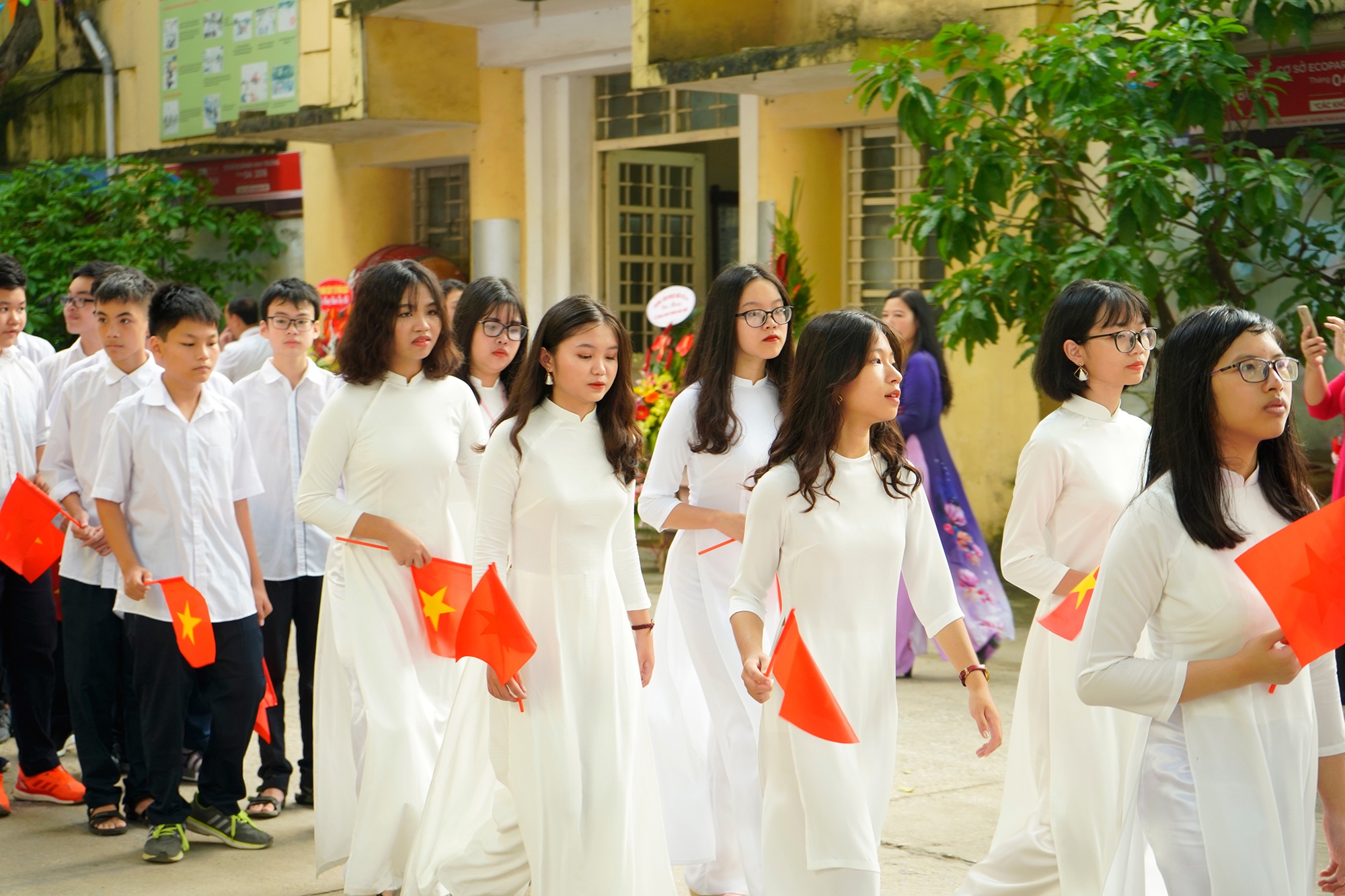 nu sinh thpt viet duc dep trong veo thuot tha trong le khai giang nam hoc moi