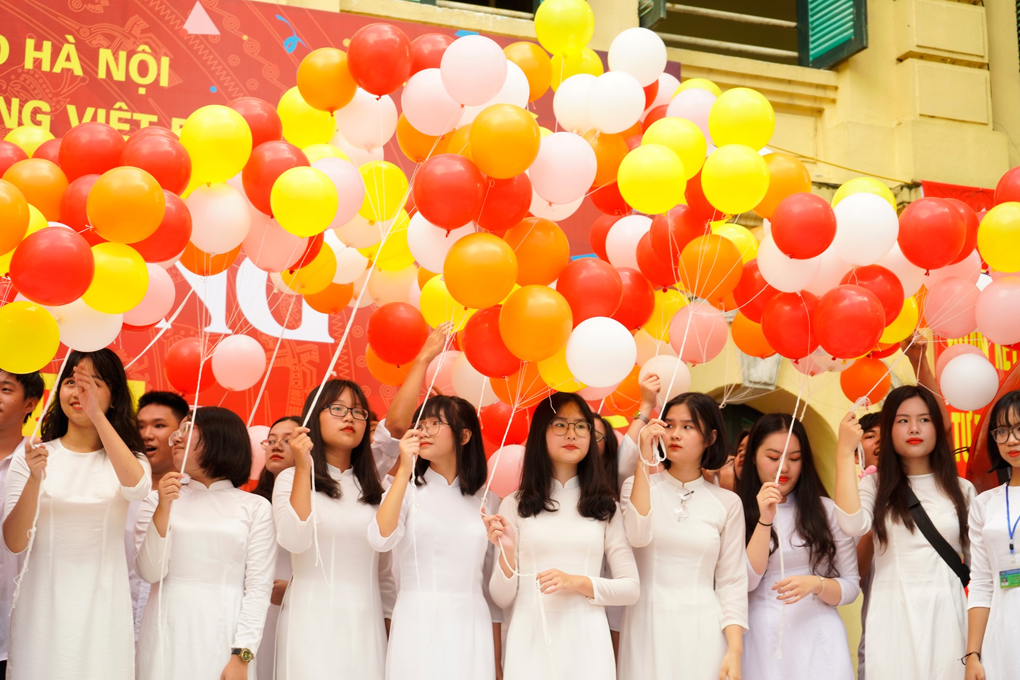 nu sinh thpt viet duc dep trong veo thuot tha trong le khai giang nam hoc moi
