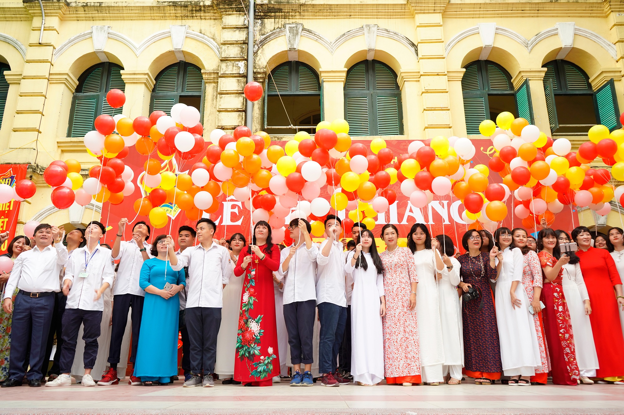 nu sinh thpt viet duc dep trong veo thuot tha trong le khai giang nam hoc moi