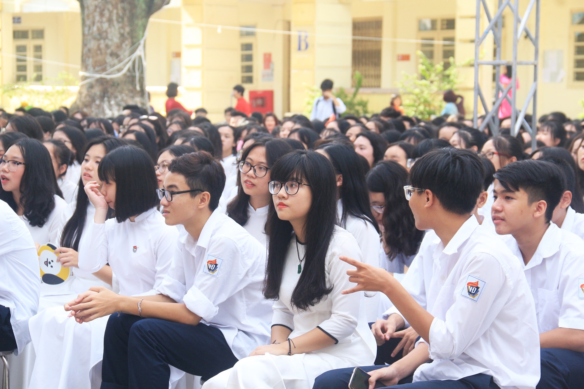 nu sinh thpt viet duc dep trong veo thuot tha trong le khai giang nam hoc moi