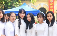 Nữ sinh THPT Việt Đức đẹp trong veo, thướt tha trong lễ khai giảng năm học mới