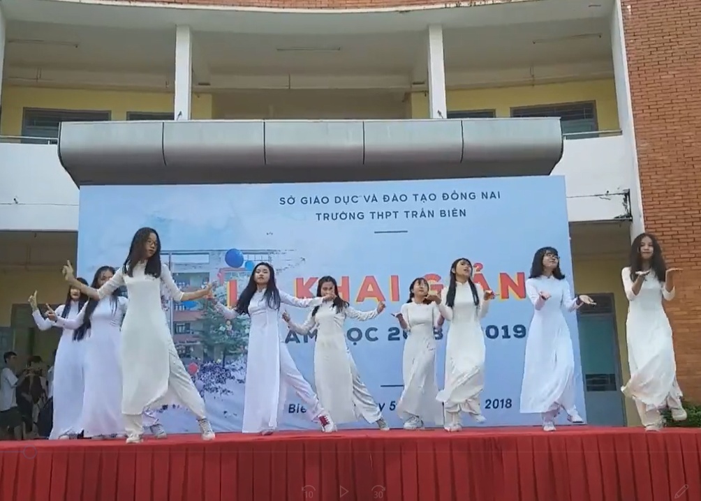 clip nu sinh dong nai mac ao dai nhay cuc chat mung khai giang