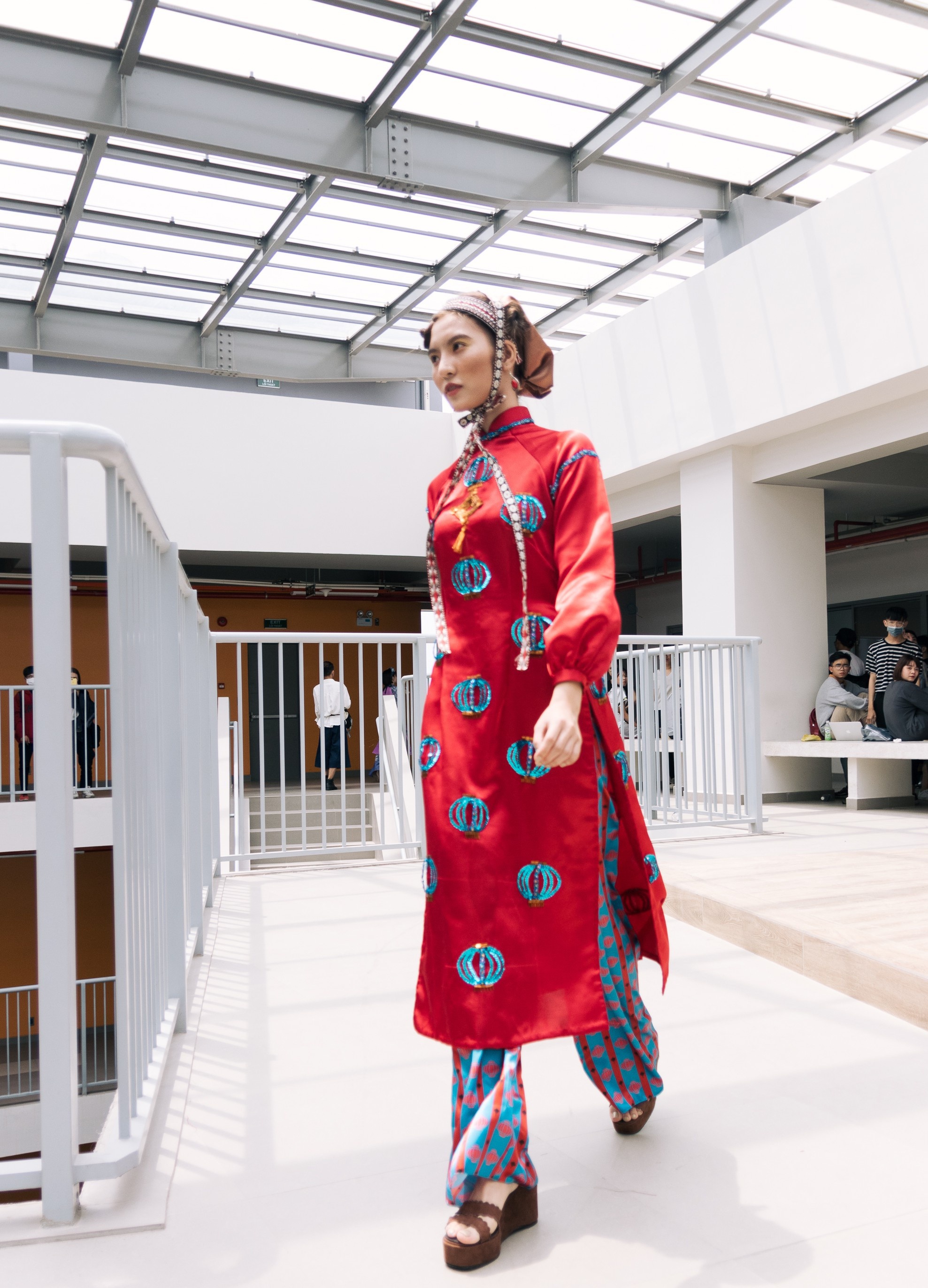 Khó rời mắt với đồ án áo dài cực 'chất' của sinh viên năm 2 ĐH Văn Lang kho roi mat voi do an ao dai cuc chat cua sinh vien nam 2 dh van lang