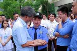 Ôm GS Nguyễn Anh Trí khóc, con gái bảo vệ bị nhắn 'tưởng làm công to việc lớn, hóa ra chỉ là bảo vệ thôi à?'