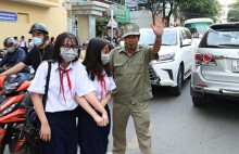 Học sinh TP.HCM tiếp tục học lệch giờ để tránh kẹt xe