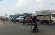 Chủ tiệm sửa xe rải đinh trên đường Võ Nguyên Giáp bị dân bắt nộp công an