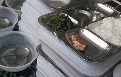 Trường nấu suất ăn 19.000 đồng chỉ có miếng cá nhỏ cho trẻ bị nhắc nhở