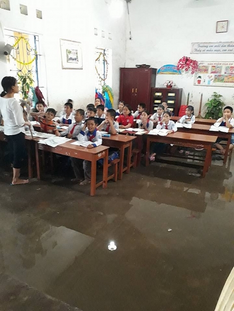 thai binh hoc sinh bi bom tat nuoc trong lop hoc